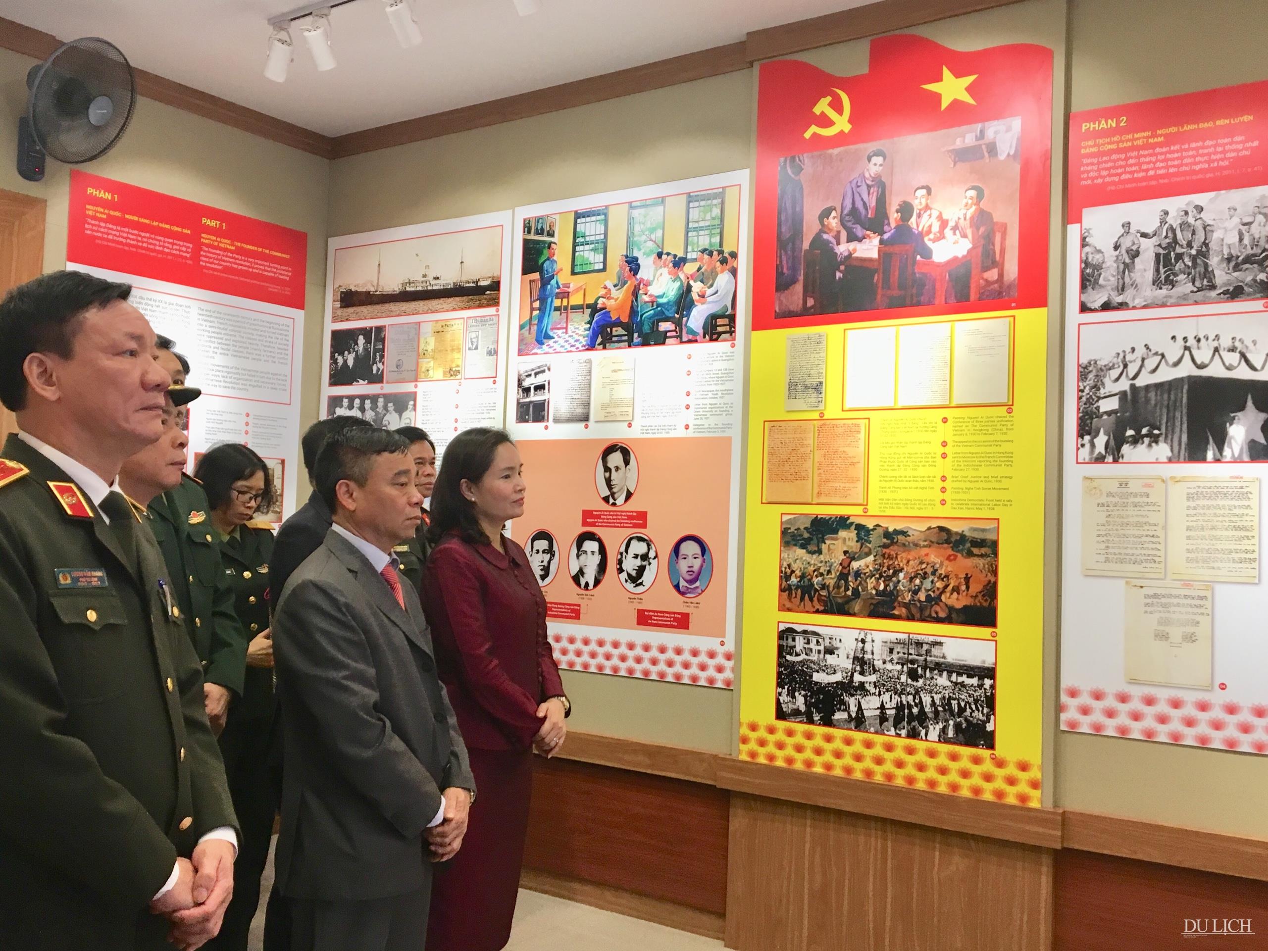 Thứ trưởng Bộ Văn hóa, Thể thao và Du lịch Trịnh Thị Thủy cùng các đại biểu tham quan khu trưng bày